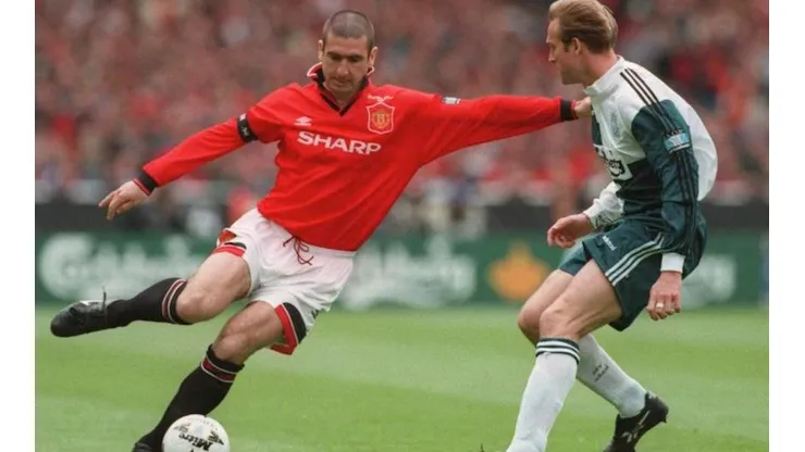 Gary Neville piensa que Eric Cantona no soportaría todas las reglas y expectativas que hay para los futbolistas en la actualidad