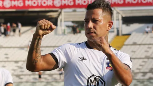 Leonardo Valencia festeja uno de sus goles en Colo Colo