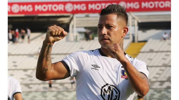 Leonardo Valencia festeja uno de sus goles en Colo Colo
