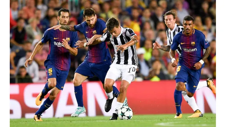 Paulo Dybala ante Lionel Messi en duelo de Champions League