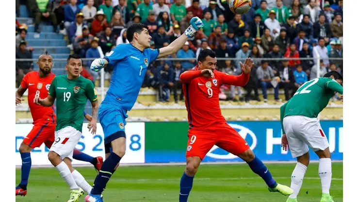 Carlos Lampe ante Esteban Paredes en las clasificatorias para Rusia 2018