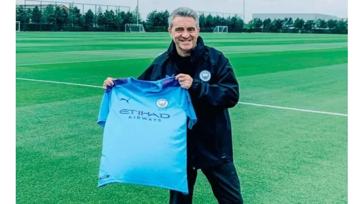 Lillo posando con la camiseta de Manchester City