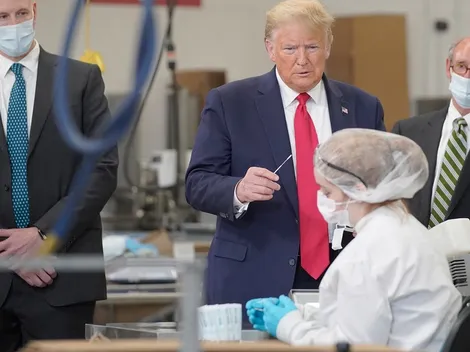 Fábrica de test de coronavirus destruye un lote completo tras visita de Trump sin máscara