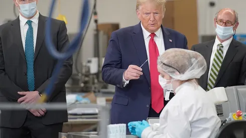 Fábrica de test de coronavirus destruye un lote completo tras visita de Trump sin máscara