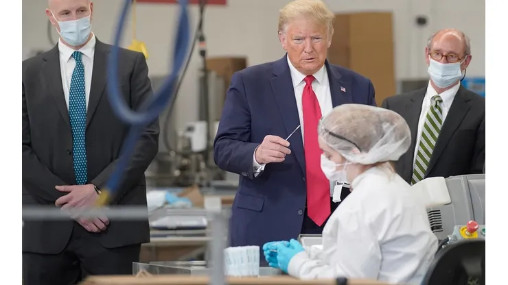 Fábrica de test de coronavirus destruye un lote completo tras visita de Trump sin máscara