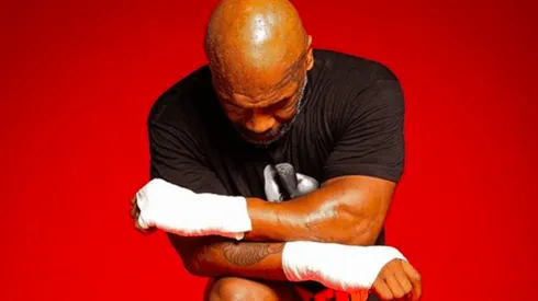 Mike Tyson protesta contra el racismo con imagen de rodillas.