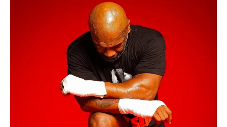 Mike Tyson protesta contra el racismo con imagen de rodillas.