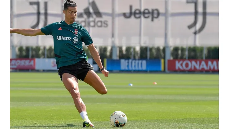 El portugués Cristiano Ronaldo fue captado entrenando con botines modificados al estilo del rugby para mejorar el grip e incrementar su velocidad
