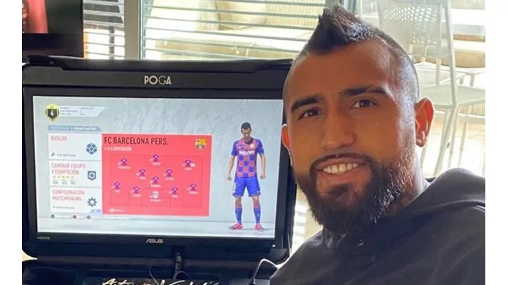 Arturo Vidal con la PS4 portatil