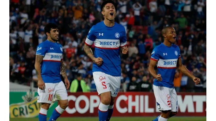 Valber Huerta celebra un gol junto a Edson Puch y César Munder
