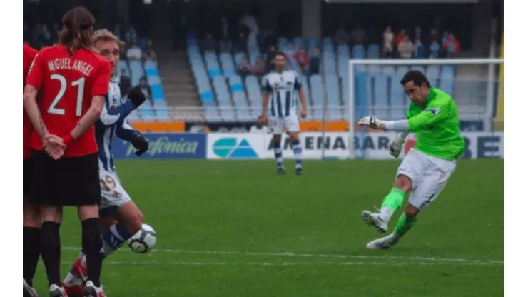 En España recordaron el día en que Claudio Bravo se vistió de goleador con la Real Sociedad