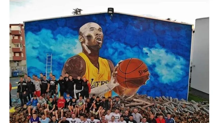 El mural dedicado a Kobe Bryant fue pintado al costado de una escuela en el sur de Europa, y es hasta el momento el más grande del continente