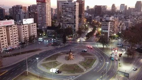 Las calles de Santiago debiesen tener poca circulación de vehiculos desde este 1 de junio.