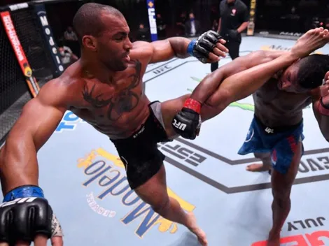 Luchador de UFC se une a protestas y se arrodilla en pleno octágono