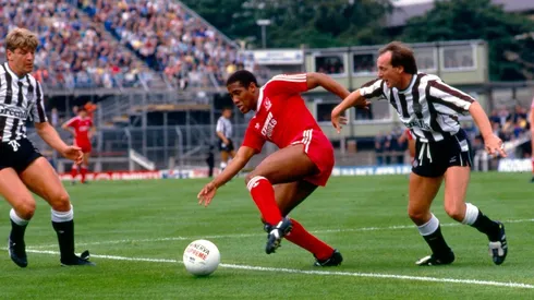 Barnes, que jugó 407 partidos y marcó 108 goles junto al Liverpool, debió salir a pedir disculpas públicas por el bochornoso episodio de postear por error una fotografía explícitamente erótica