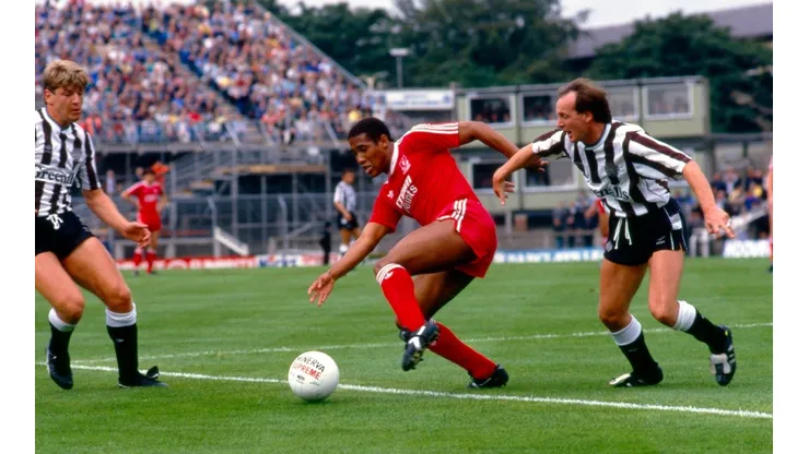 Barnes, que jugó 407 partidos y marcó 108 goles junto al Liverpool, debió salir a pedir disculpas públicas por el bochornoso episodio de postear por error una fotografía explícitamente erótica