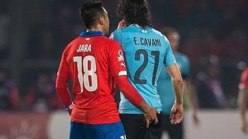 Gonzalo Jara agrede a Edinson Cavani desatando la furia del uruguayo