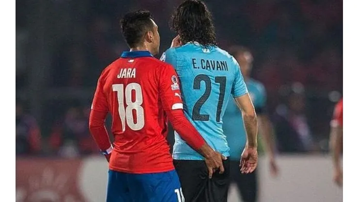 Gonzalo Jara agrede a Edinson Cavani desatando la furia del uruguayo