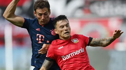 Aránguiz y Goretzka pelean un balón en el duelo entre Bayer y Bayern.