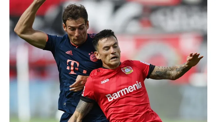 Aránguiz y Goretzka pelean un balón en el duelo entre Bayer y Bayern.