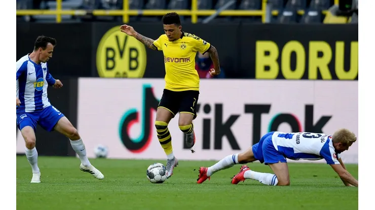 Jadon Sancho ante la defensa del Hertha Berlín