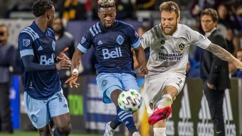 Katai defendiendo la camiseta de Los Ángeles Galaxy antes de la suspensión de la MLS