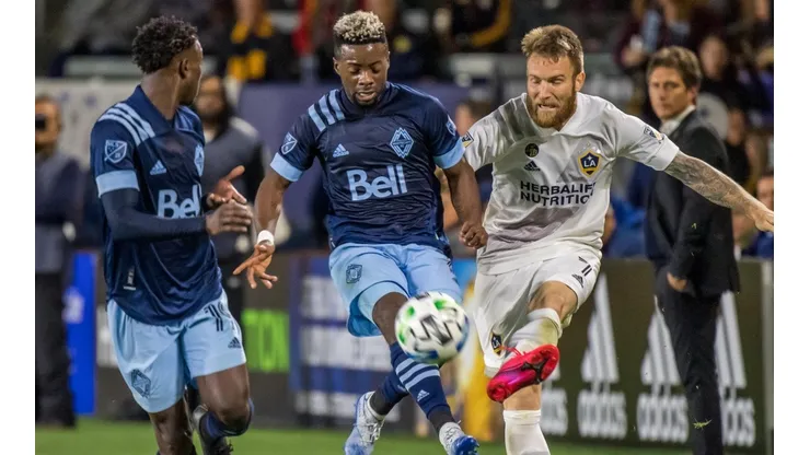 Katai defendiendo la camiseta de Los Ángeles Galaxy antes de la suspensión de la MLS