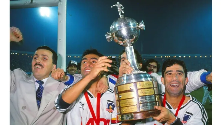 Jaime Pizarro y Rubén Espinoza muestran la Copa Libertadores de América
