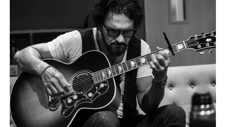 Ricardo Arjona está probando una nueva fórmula para dar a conocer su material discográfico en las plataformas digitales.