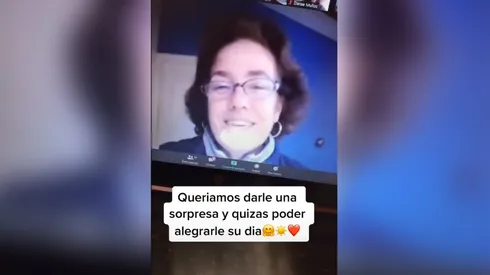 [Video] Alumnas emocionan a una profesora vía Zoom con un lindo gesto