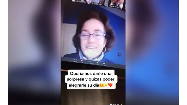 [Video] Alumnas emocionan a una profesora vía Zoom con un lindo gesto