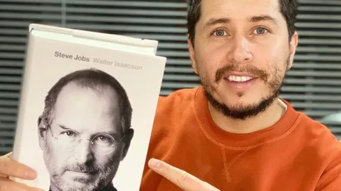 Karol Lucero ahora comenta libros en uno de sus Instagram alternativos a su cuenta personal.