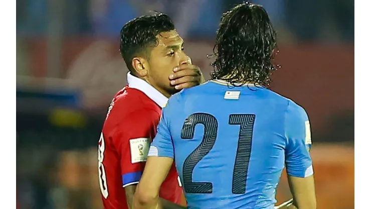 Gonzalo Jara y Edinson Cavani se reencuentran luego del partido de Copa América (Agencia Uno)