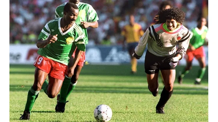 Higuita a la siga de Roger Milla en Italia 90.