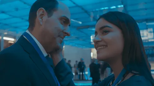 Andrés Parra como Sergio Jadue y Paulina Gaitán interpretando a María Inés Facuse, en "El Presidente".