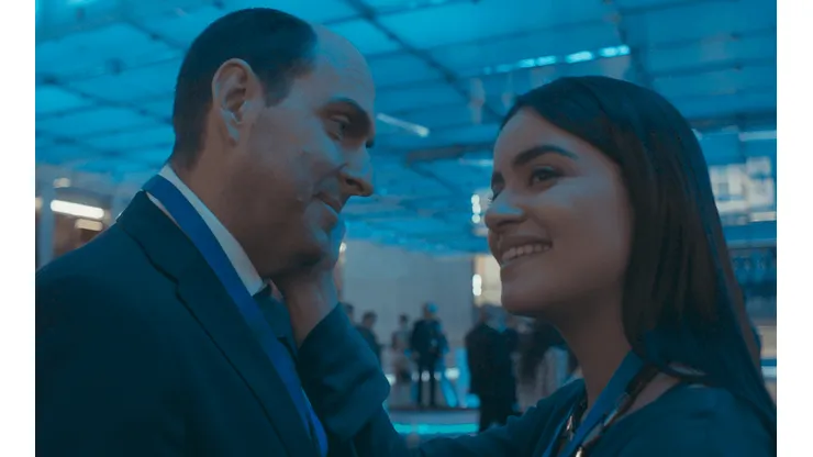 Andrés Parra como Sergio Jadue y Paulina Gaitán interpretando a María Inés Facuse, en "El Presidente".
