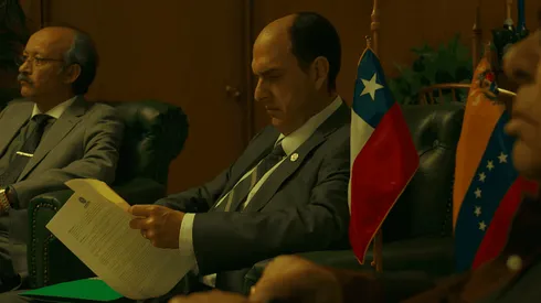 El Sergio Jadue de Andrés Parra en una de las reuniones de la Conmebol, durante una escena de "El Presidente".