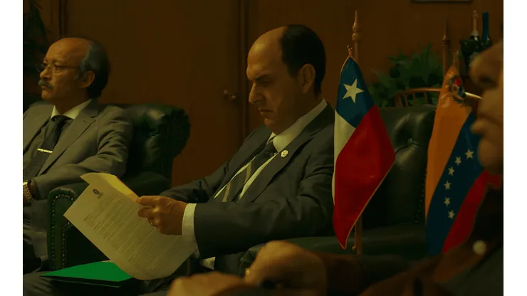 El Sergio Jadue de Andrés Parra en una de las reuniones de la Conmebol, durante una escena de "El Presidente".