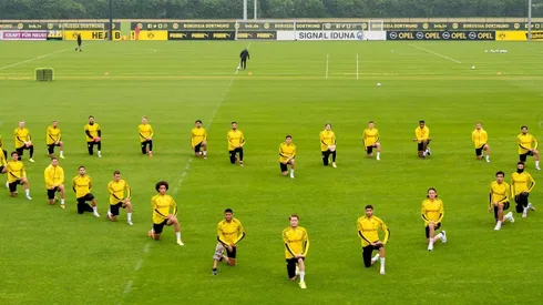 Plantel de Borussia Dortmund posó con gesto de apoyo a la lucha contra el racismo