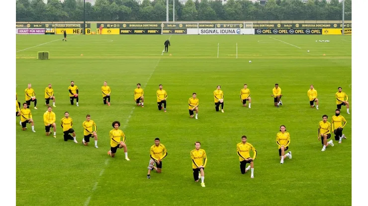 Plantel de Borussia Dortmund posó con gesto de apoyo a la lucha contra el racismo