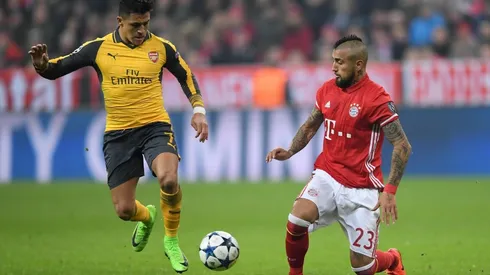 Alexis en el Arsenal enfrentando a Vidal que jugaba en el Bayern Munich por Champions League