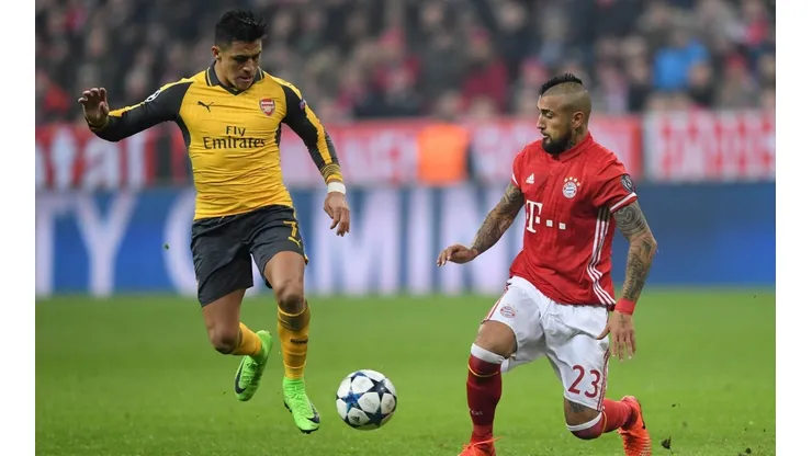 Alexis en el Arsenal enfrentando a Vidal que jugaba en el Bayern Munich por Champions League