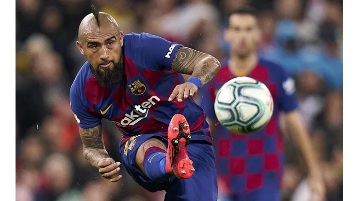 Marca asegura que Vidal tiene un pie fuera del Barcelona.