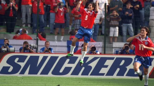 Zamorano festeja en Francia 98 con un "saltito".
