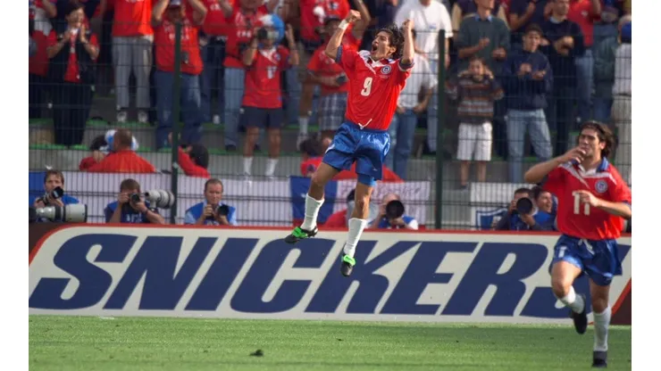 Zamorano festeja en Francia 98 con un "saltito".