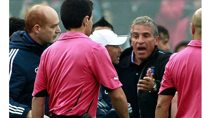 Omar Labruna ante Jorge Sampaoli en el Superclásico de 2012 en el Estadio Monumental