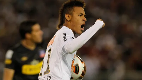 Neymar festeja ante Colo Colo.