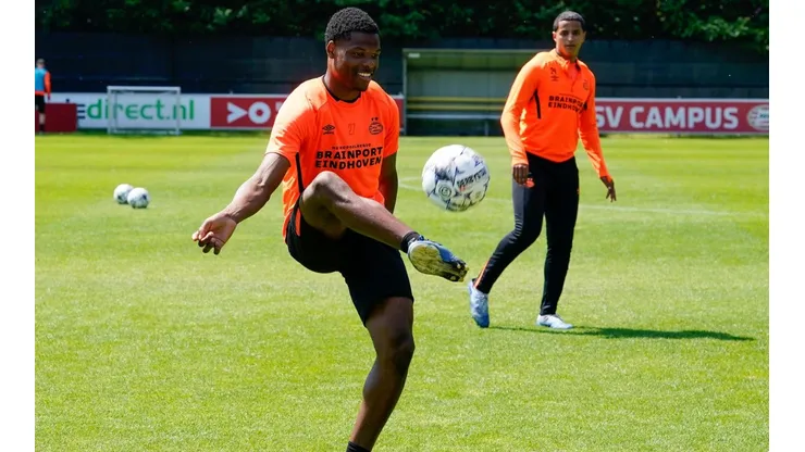 Denzel Dumfries en los entrenamientos del PSV
