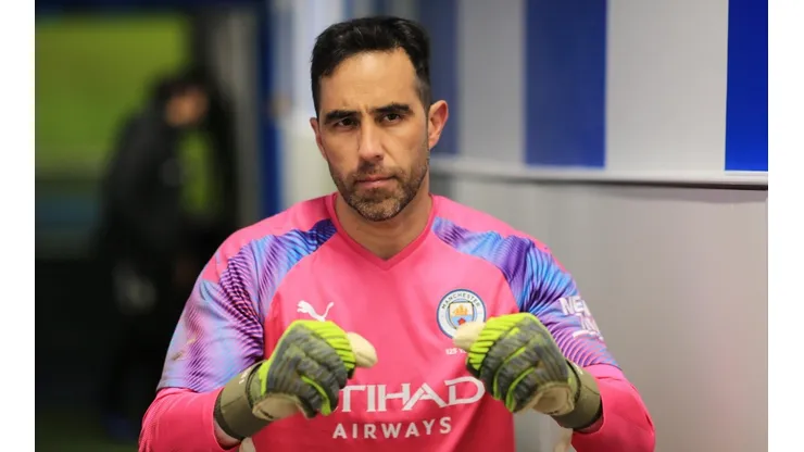 Claudio Bravo defendiendo al City en la FA Cup