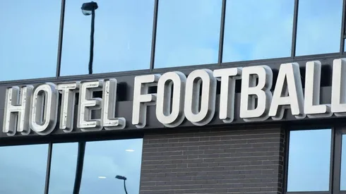 El lujoso penthouse del Hotel Football de los ex Manchester United Gary Neville y Ryan Giggs se arrienda por 1 millón 700 mil pesos por noche y 24.000.000 millones al mes